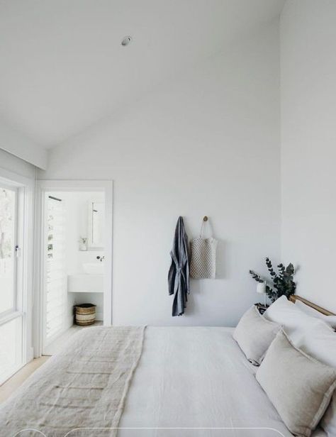 Stylish White Bedroom Schemes - Making your Home Beautiful Soothing Bedroom, Minimalist Dekor, Interior Design Minimalist, Calming Bedroom, Interior Vintage, Interior Minimalista, Design Blogs, Minimalist Room, Decor Minimalist