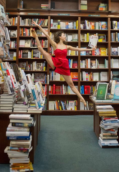 Dancers among us. Library Dance  Ballet and Books - I can now die! Dancers Among Us, Ballet Books, Dance Books, Alvin Ailey, Book Room, Celebrity Design, Woman Reading, Foto Art, Dance Pictures