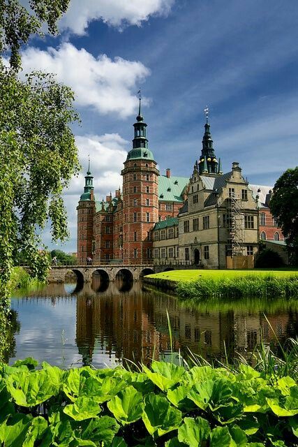 Fredericksburg palace Denmark Old Castle, Real Estat, Chateau France, Beautiful Castles, Famous Places, Incredible Places, Beautiful Buildings, Pretty Places, Places Around The World