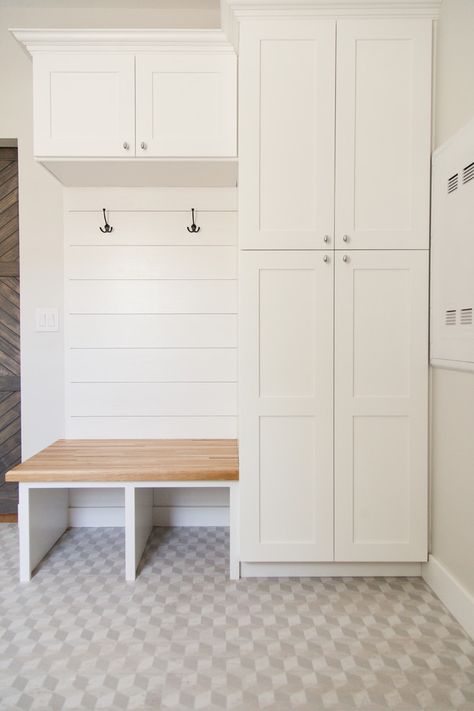 Minimalist Home Decor Ideas, Small Mudroom Ideas, Mudroom Remodel, Entryway Storage Cabinet, Mudroom Entryway, Mud Room Storage, Mudroom Design, Laundry Room Remodel, Drop Zone