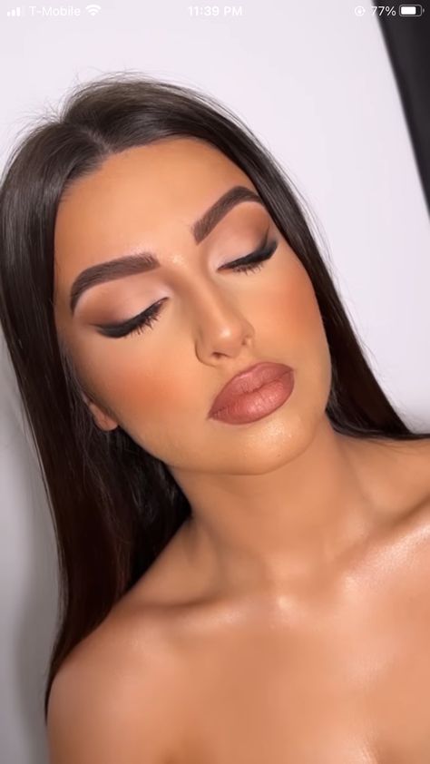 Natural Dama Makeup, Senior Picture Makeup Ideas Brown Eyes, Eyeshadow Simple Looks, Day Makeup Looks Natural Simple, Makeup For Nude Dress, Morena Make Up Look, Bridal Makeup Tan Skin, Natural Brown Makeup Look, Neutral Makeup Looks For Brown Eyes