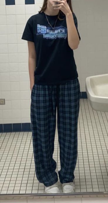 Pajama Pants School Outfit, Pjs At School, Pj Pants Outfit Aesthetic, Grunge Pajamas Aesthetic, Blue Pajama Pants Outfit, Pajamas Outfit For School, Pajama Fits For School, Outfits With Pajama Pants, Pajama Pants Outfit Aesthetic