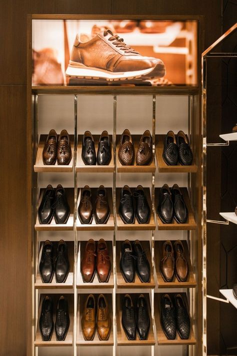 Mens Shoe Display, Store Design Clothing, Men's Clothing Store Design, Luxury Boutique Interior, Clothing Store Interior Design, Clothing Boutique Decor, Luxury Retail Store, Shoe Store Design, Clothing Store Displays