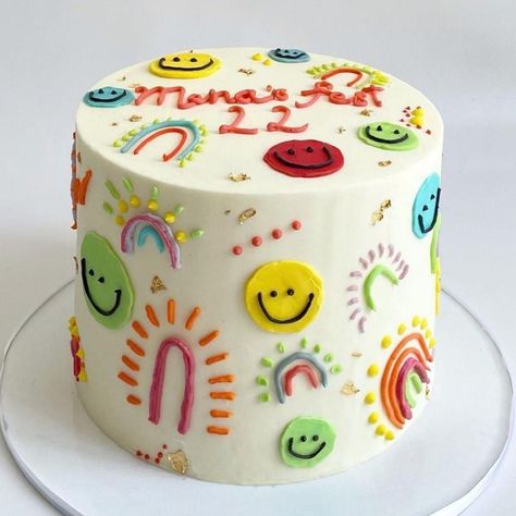 Fun Cake Designs Simple, Smiley Cake Ideas, Trendy Cakes 2022 Birthday, Doodle Cake Birthday, Doodle Birthday Cake, Good Vibes Cake, Smiley Face Smash Cake, Smiley Birthday Cake, Happy Face Cake