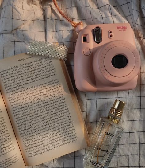 Pink Polaroid Camera Aesthetic, Asthetic Cameras, Instax Camera Aesthetic, Pink Camera Aesthetic, Instax Aesthetic, Pink Polaroid Camera, Polaroid Camera Pictures, Pink Polaroid, Instax Mini Ideas