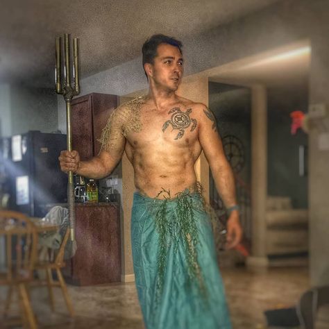 Lots of inspiration, diy & makeup tutorials and all accessories you need to create your own DIY Poseidon Costume for Halloween. Goddess Costume Ideas, Greek God And Goddess Costume, God And Goddess Costume, Greek Gods And Goddesses Costumes, Zeus Costume, Greek God And Goddess, Poseidon Costume, Greek Mythology Costumes, Mythology Costumes