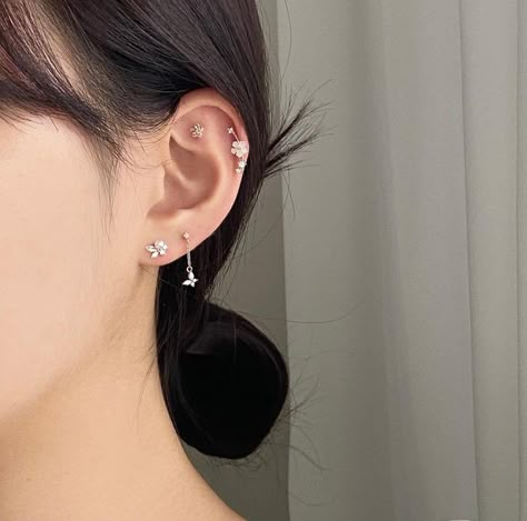 Japanese Ear Piercings, Aesthetic Helix Piercing, Korean Piercings, Korean Ear Piercing, Kpop Ear Piercings, Piercings For Small Ears, Ear Piercings Lobe, Ear Images, Minimalist Ear Piercings