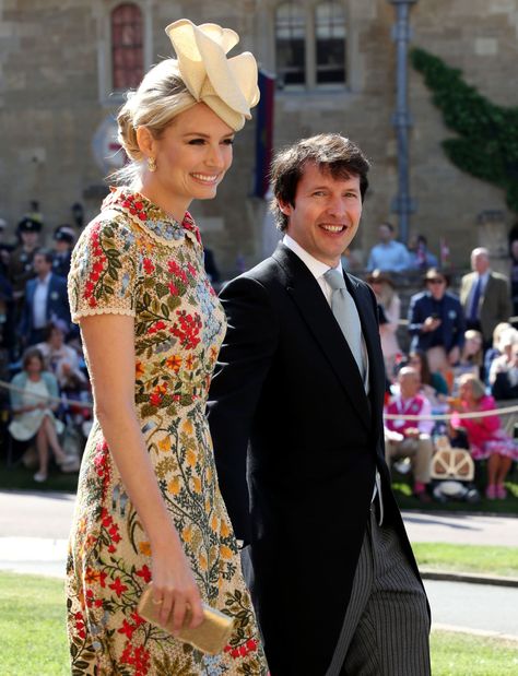 Sofia Wellesley and James Blunt at the Royal Wedding #sofiawellesley #jamesblunt #royalwedding #fascinator Royal Wedding Guests Outfits, Prince Harry Wedding, Camilla Rose, Harry And Meghan Wedding, Prinz George, Princ Harry, Pregnant Dress, Harry Wedding, Prince Harry Et Meghan