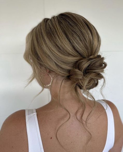 Loose Updo For Short Hair, Bridal Party Updos Bridesmaids, Elegant Up Do, Formal Messy Bun, Wispy Bun, Formal Hair Bun, Hairup Hairstyle, Semi Formal Hairstyles, Boho Updo