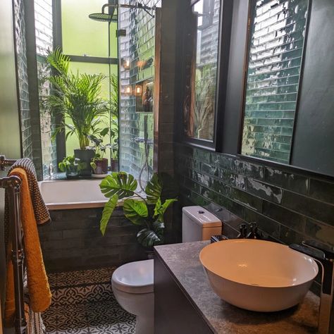 A dark and dramatic bathroom with  deep bath and lots of plants for a luxurious atmosphere Japan Bathroom Design, Small Soaking Tub, Japanese Inspired Bathroom, Japan Bathroom, Small Narrow Bathroom, Small Ensuite Bathroom, Long Narrow Bathroom, Narrow Bathroom Designs, Japanese Bathroom Design