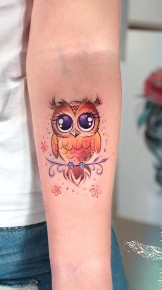 Small Tattoo Ideas Colorful, Owl Tattoo Cartoon, Owl Tatoos Design, Owl Tattoo With Color, Owl Heart Tattoo, Baby Owl Tattoo For Women, Owl Family Tattoo For Women, Mother Daughter Owl Tattoos, Owl Wrist Tattoos For Women