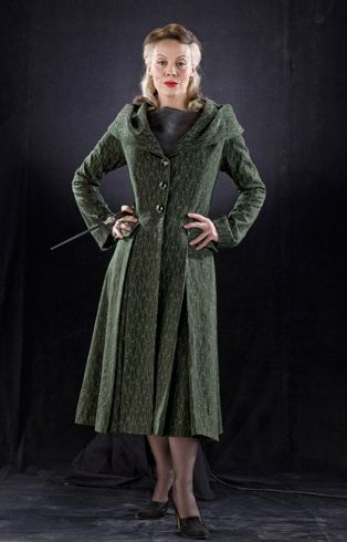 Quiero este abrigo. Prefiero en azul, morada o rojo. Este abrigo es muy elegante. Malfoy Narcissa, Harry Potter Kostüm, Harry Potter Halloween Costumes, Narcissa Malfoy, Imprimibles Harry Potter, Helen Mccrory, Wizard Robes, Harry Potter Wiki, Harry Potter Cosplay