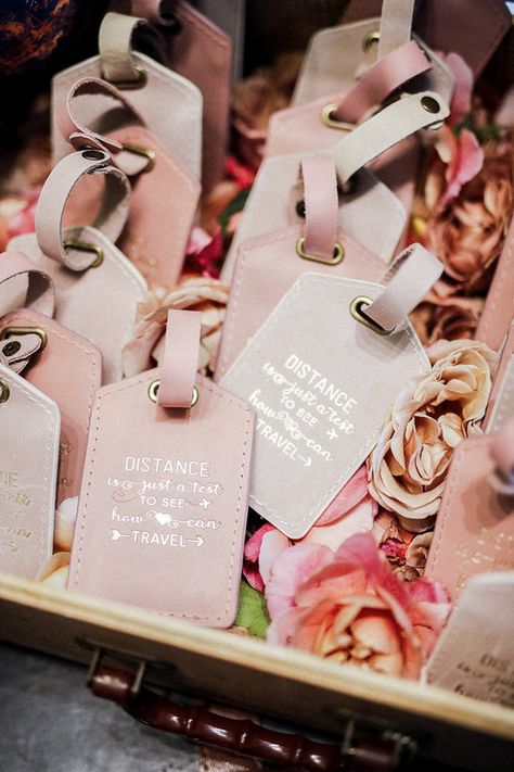 Wedding Luggage Tags, Wedding Giveaways Ideas For Guests, Souvenir Wedding, Wedding Giveaways Ideas, Luggage Tag For Wedding, Luggage Tags For Wedding Guests, Luggage Tag Wedding Favors Display, Destination Wedding Party Favors, Giveaway Ideas