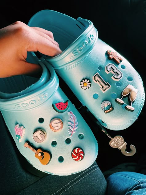 Croc Jibbitz Taylor Swift, Taylor Swift Crocs Jibbitz, Taylor Swift Jibbitz, Taylor Swift Crocs, Crocks Outfits, How To Wear Crocs, Jibbitz Crocs Ideas, Croc Designs, Croc Outfits