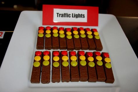 Traffic lights - cars party food! - kit Kat or Oreo wafer bar as base Cars Party Food, Hot Rod Birthday Party, Nascar Party, Food Kit, Kids Party Inspiration, Hotwheels Birthday Party, Racing Party, Disney Cars Party, Hot Wheels Party