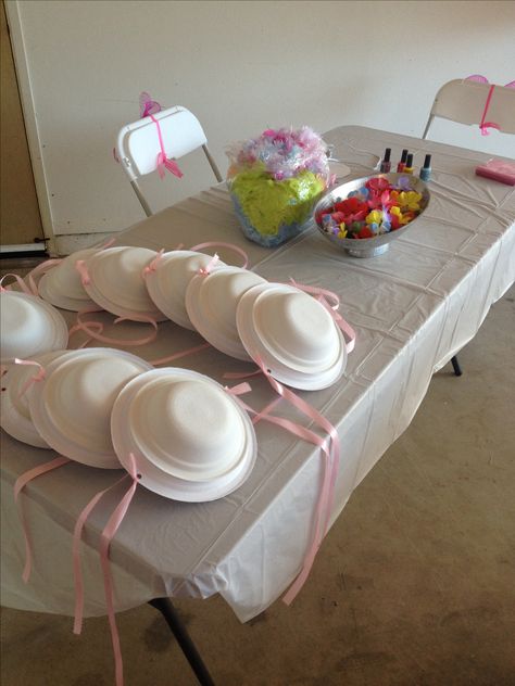 Tea party hat station - the 'hats' look like plates and bowls with ribbon. Smart! Add some flowers and boas and you're ready to roll. Fancy Nancy Party, Kids Tea Party, Tafel Decor, Princess Tea Party, Tea Party Theme, Girls Tea Party, Tea Party Hats, Fancy Nancy, Tea Party Garden