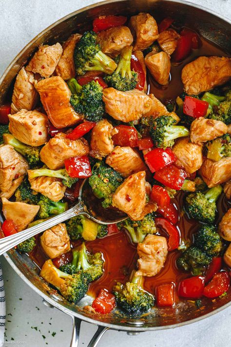 Chicken Stir-Fry Recipe with Broccoli and Bell Pepper - #chicken #recipe #eatwell101 - This easy chicken stir-fry recipe packed with fresh vegetables is the ultimate weeknight dinner! - #recipe by #eatwell101 Chicken Breast Stir Fry, Easy Chicken Stir Fry Recipe, Chicken And Broccoli Stir Fry, Healthy Reciepes, Healthy Chicken Stir Fry, Tuscan Salmon, Easy Chicken Stir Fry, Veggie Ideas, Fast 800