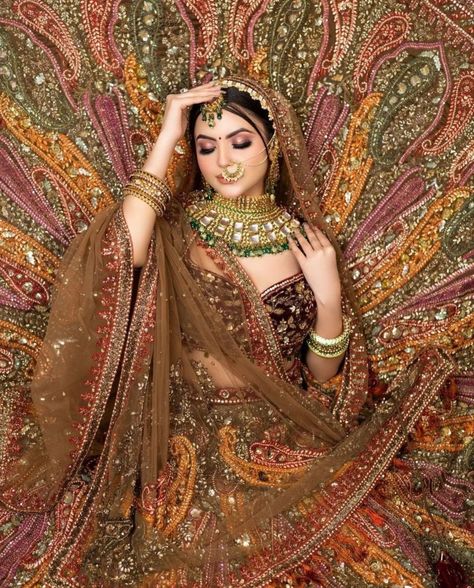 Bridal Lehnga Unique, Indian Wedding Outfit Bride, Pose Pengantin, Rajasthani Bride, Indian Bride Poses, Indian Bride Photography Poses, Indian Wedding Poses, Bride Photos Poses, Bridal Photography Poses