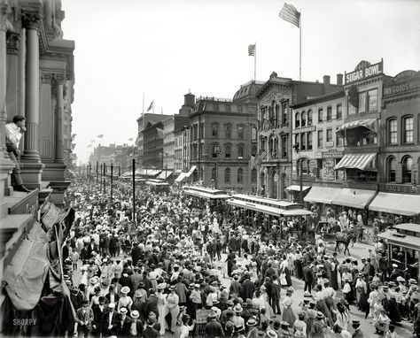 Buffalo, New York, 1900. "Labor Day parade crowd, Main Street." Labor Day Images, Labor Day History, Vintage Photos Of People, Shorpy Historical Photos, Labor Movement, New York History, Buffalo Art, History Photography, Missing Home