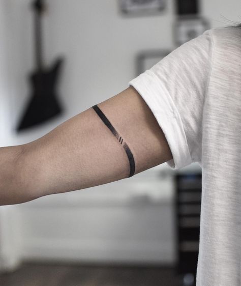 Wavy armband tattoo by Wagner Basei inked on the right arm Stripe Tattoo Arm, Black Line Tattoo Arm, Wavy Line Tattoo, Armband Tattoo Mann, Straight Line Tattoo, Armband Tattoo Meaning, Black Band Tattoo, Stripe Tattoo, Tattoo Placement Arm