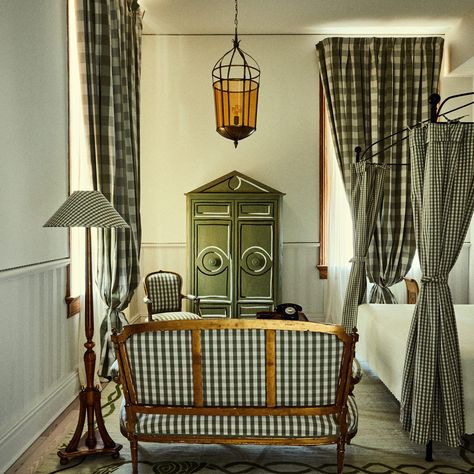 Get the Look: New Orleans Hotel Style – Garden & Gun Hotel Peter And Paul, Geometric Headboard, Creole Cottage, New Orleans Hotels, Luxury Room, Luxurious Rooms, Eclectic Bedroom, Four Poster, Louis Armstrong