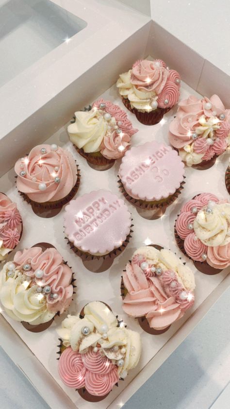 Cute Cupcakes Birthday, Aesthetic Birthday Cupcakes Ideas, Cute Cupcakes Aesthetic Pink, Cup Cake Ideas Girl, Birthday Cupcakes Aesthetic Pink, Birthday Cupcakes Ideas Aesthetic, 12 Cupcakes Design, Cupcake Asthetic Picture, 19th Birthday Cupcakes Ideas