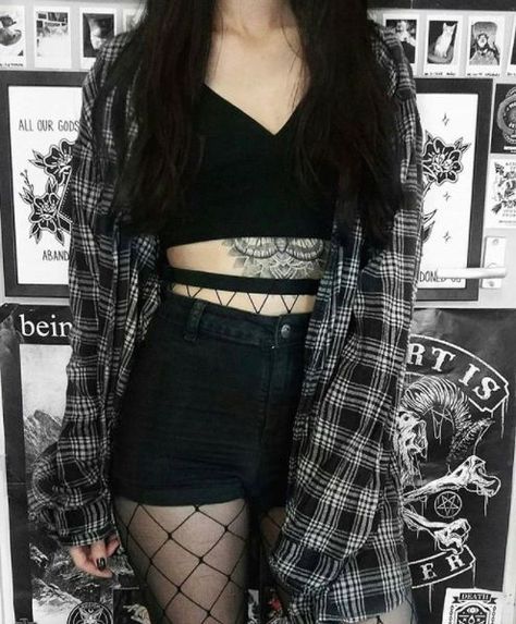 Stil Rock, Grunge Style Outfits, Fishnet Outfit, Moda Grunge, Outfit Grunge, Look Grunge, E Girl Outfits, Goth Outfit, Fest Outfits