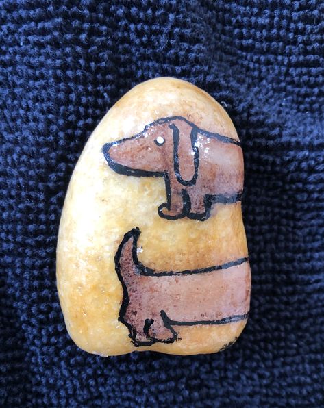 Rock Painting Dogs Easy, Rock Painting Dogs, Dachshund Painting, Rock Crafts Diy, Painting Dogs, Rocks Painting, Shell Painting, Diy Rock Art, Paint On Wood