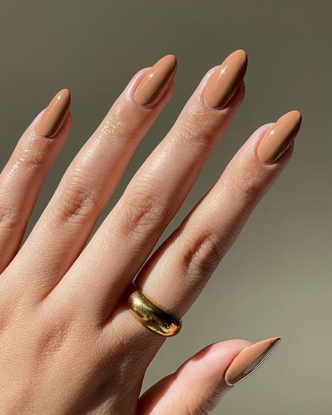 "Chocolate Milk" Nails Are Winter's Quiet Luxury Mani Trend Nail Ideas For School, Nail Ideas For Vacation, Nail Wallpaper, Milk Nails, Jewels Nails, Art Nails Design, Chrome Nail Polish, Career Lifestyle, Brown Nail Polish