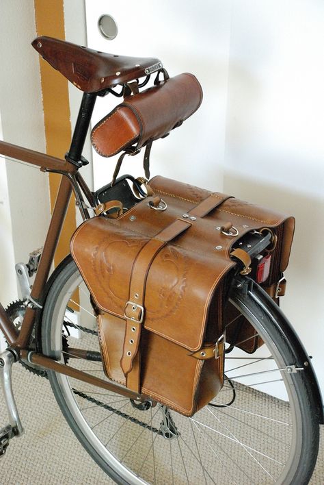 Leather Bike Accessories, Touring Bicycles, Bike Bags, Leather Bicycle, Velo Vintage, Handmade Leather Bags, I Want To Ride My Bicycle, Retro Pin Up, Bicycle Bag