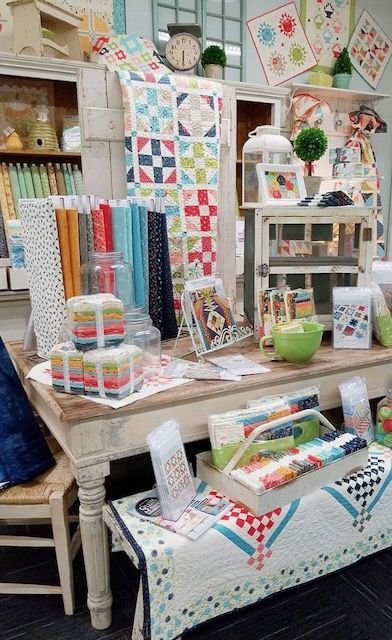 Quilt Shop Displays, Fabric Shop Display, Display Shelf Design, Fabric Store Displays, A Quilting Life, Sewing Retreats, Quilt Display, Shop Displays, Sewing Room Design