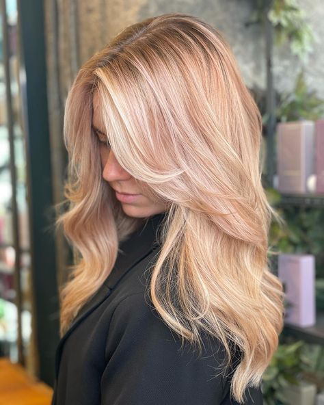 Strawberry Blonde Long Feathered Hairstyle Cute Layered Hairstyles, Cuts For Long Hair, Haircut Tips, Copper Blonde Hair, Light Strawberry Blonde, Summer Blonde Hair, Trendy Bob Hairstyles, Red Blonde Hair, Strawberry Blonde Hair Color