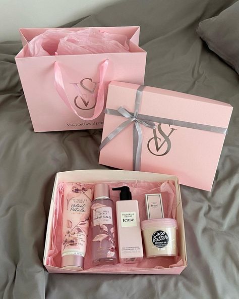 Victoria Secret Gifts, Coconut Oil Lotion, Her Drawing, School Homework, Cute Gifts For Friends, Gift Inspo, Girly Gifts, Bath And Body Care, Pink Girly Things