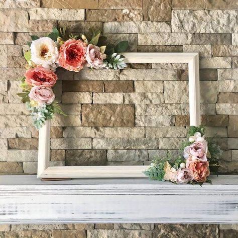 Cadre Photo Booth, Diy Babyshower, Graduation Party Photo Booth, Photo Prop Frame, Outdoor Bridal Showers, Bridal Shower Decorations Diy, Baby Shower Photo Booth, Frame Props, Rustic Style Wedding