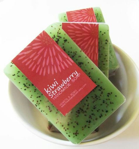 Summer Soap, Strawberry Soap, Kiwi Strawberry, Homemade Soap Bars, Easy Soap Recipes, Handmade Soap Recipes, Pretty Soap, Soap Making Recipes, Homemade Soap Recipes