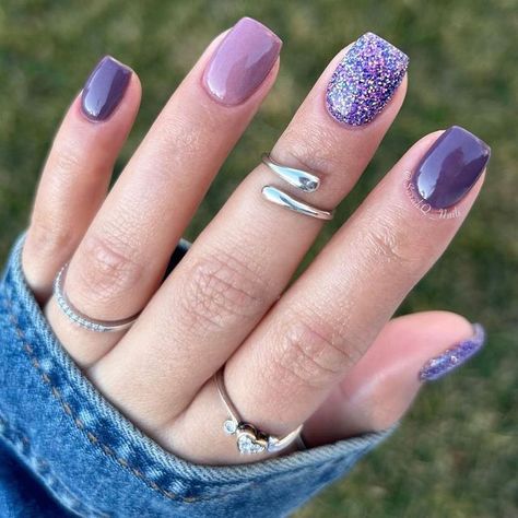 Ritzy Dips, Purple Nails Short, Purple And Silver Nails, Nail Dipping Powder Colors, Sns Nails Designs, Sns Nails Colors, Quick Nail Art, Purple Set, Graduation Nails