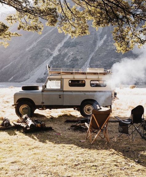 Jeep Camping Ideas, Land Rover Defender Camping, Land Rover Camping, Scout Truck, Cozy Campfire, Jeep Camping, Adventure Car, Sunday Inspiration, Mini Camper