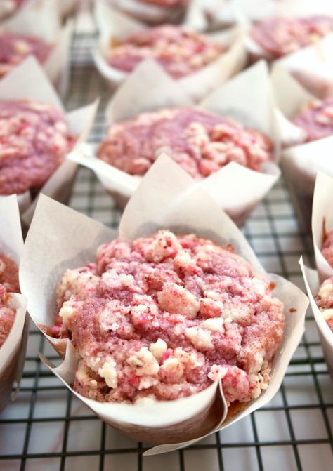 Carmel Muffins Recipe, Crumble Muffin Recipes, Recipes Using Strawberry Puree, Cafe Dessert Ideas, Muffin Crumble Topping Recipe, Strawberry Baked Goods, Strawberry Shortcake Coffee, Coffee Shop Baked Goods, Strawberry Shortcake Crumble Topping