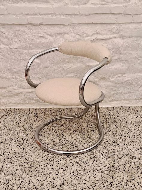 DD on Twitter Space Age Interior, Chrome Decor, Target Decor, Chrome Chair, Vintage Dining Chairs, Cantilever Chair, Dining Chair Design, Painted Chairs, Beautiful Chair