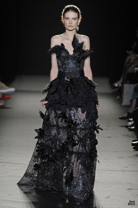 Sumptuous black feathers gown by Laurence Xu Julien Fournié, Gothic Gowns, Raven Dress, Fall Couture, Feather Gown, Bouchra Jarrar, Swan Dress, Feather Fashion, Raven Queen