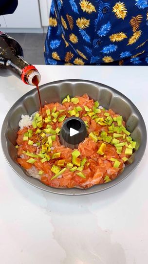 Sushi Cake Recipe, Sushi Bundt Cake, Sushi Birthday Cake, Cake Sushi, Salmon And Avocado, Avocado Cake, Sushi Cake, Easy Sushi, Fresh Salmon