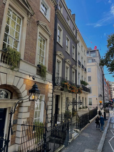 Uk Houses Aesthetic, West London House, Small London Flat Aesthetic, Somerset House London, London Townhouse Aesthetic, London Home Aesthetic, London House Aesthetic, Bloxburg London, London Flat Aesthetic