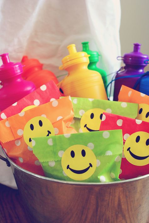 Smiley face party favors. Photos provided by Three Little Monkeys Studio. Happy Face Party Favors, Smiley Party Theme, Smile Birthday Party Ideas, Cojines Aesthetic, Happy Face Birthday Party, Smiley Face Birthday Party, Smiley Face Party, Smiley Party, Smile Birthday