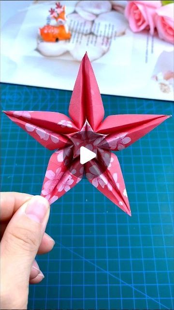 German Folded Paper Star, Stars Origami Tutorial, Small Paper Stars Diy, Origami Stars Step By Step, Star Making Ideas, Paper Origami Crafts, Star Making With Paper, Folding Paper Crafts, Oragami Star