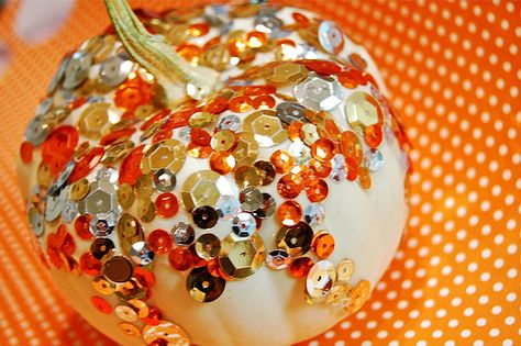 Bedazzled Pumpkins: With the help of tacky glue and handfuls of sparkling sequins, your child can create a festive no-carve pumpkin that seriously glitters this Halloween. Pumpkins Decorated, Sequin Pumpkin, Dekorasi Halloween, No Carve Pumpkin Decorating, Easy Pumpkin Carving, Labu Halloween, Halloween Pumpkins Painted, Pretty Pumpkins, Pumpkin Decor