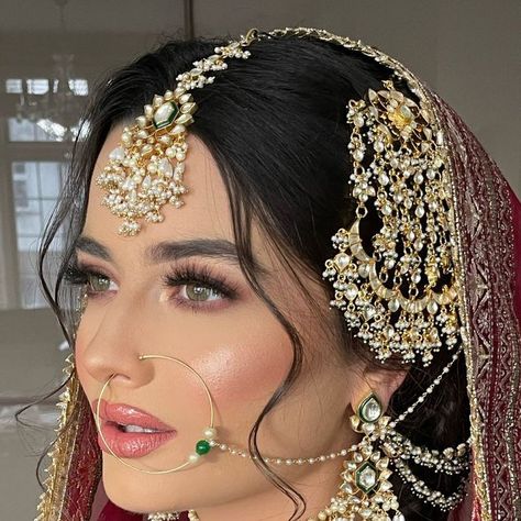 Natural Desi Bridal Makeup, Bridal Makeup Looks Indian, Desi Bridal Hair, Pakistani Bridal Hair, No Makeup Bridal Look, Nikkah Hairstyles Brides, Nikkah Makeup Looks, Pakistani Bridal Makeup Hairstyles, Pakistani Makeup Looks