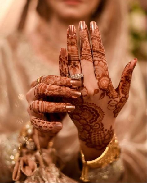 Stylish Henna Designs, Tattoo Mehandi, Mehandi Tattoo, Mehndi Floral, Engagement Portraits Poses, Mehendi Photography, Bride Photos Poses, Engagement Photography Poses, Design Henna