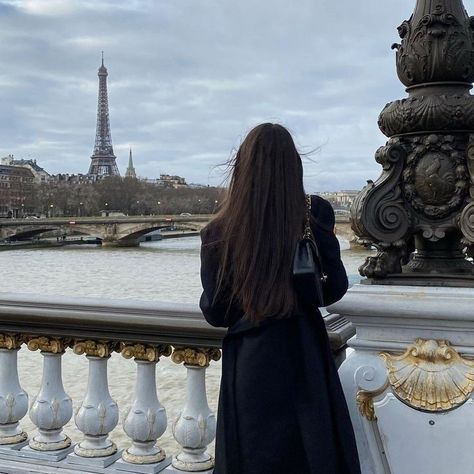 Photoshoot In Paris Outfit, Paris Winter Photoshoot, Atum Outfits, Paris Aesthetic Winter, Paris Winter Aesthetic, Paris Poses Photo Ideas, Paris Instagram Pictures, Paris Photo Ideas, Girl In Paris