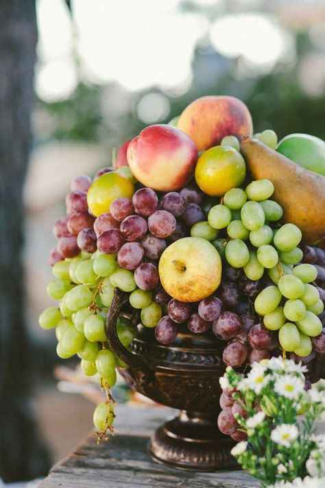 fruit centerpieces Fruit Bowl Decor Centerpieces, Veggie Centerpieces, Magnolias Wedding Bouquet, Budget Centerpieces, Fruit Bowl Display, Edible Centerpieces, Deco Fruit, Fruits Decoration, Fruit Centerpieces