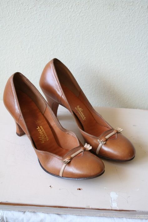 vintage EVA 1940s leather heels by nocarnations on Etsy 1940s Shoes, Fashion 1940s, Fabulous Shoes, 1940s Fashion, Look Vintage, Crazy Shoes, Pretty Shoes, Mode Vintage, Velcro Straps